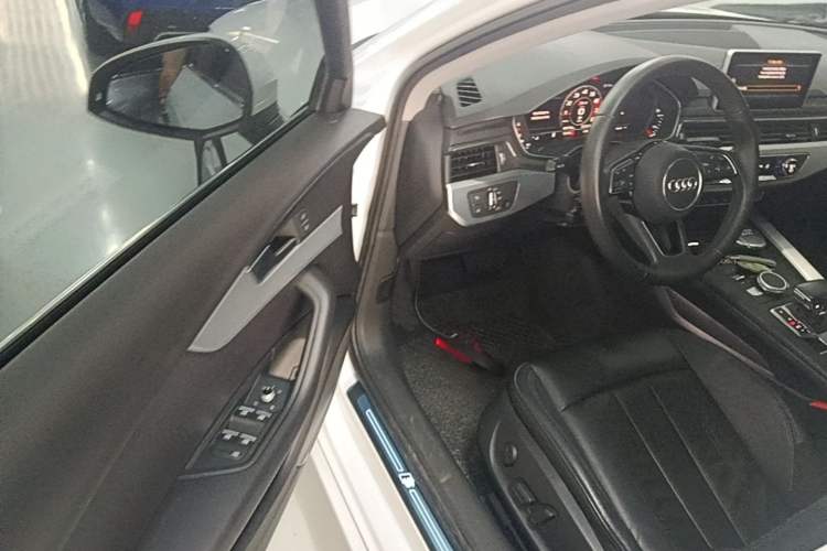 Used Audi A4L 2019 40 TFSI Fashion Edition China VI Emission Standard Driver Seat
