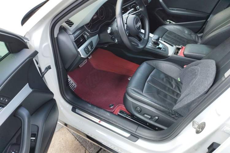 Used Audi A4L 2019 40 TFSI Fashion Edition China VI Emission Standard Driver Seat