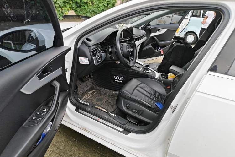 Used Audi A4L 2019 40 TFSI Fashion Edition China VI Emission Standard Driver Seat