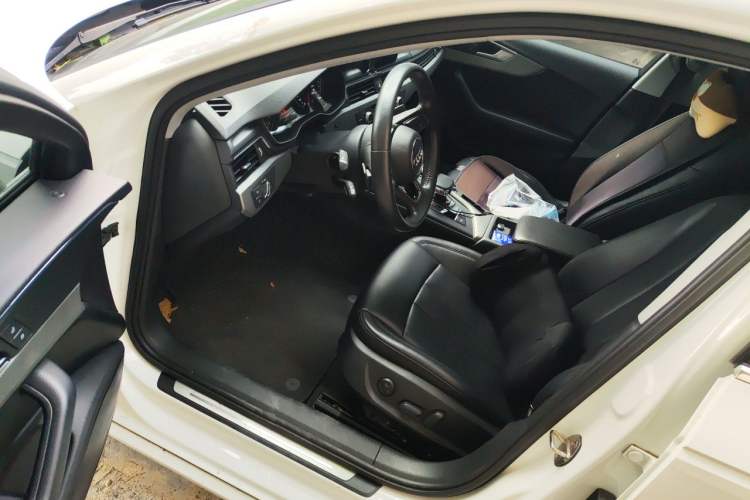 Used Audi A4L 2019 40 TFSI Ambition China VI Driver Seat