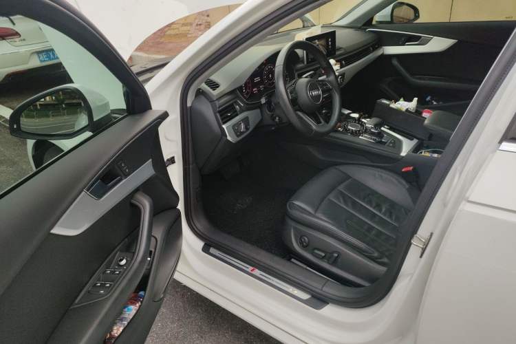 Used Audi A4L 2019 40 TFSI Fashion Edition China VI Emission Standard Driver Seat