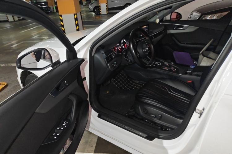 Used Audi A4L 2019 40 TFSI Ambition China VI Driver Seat