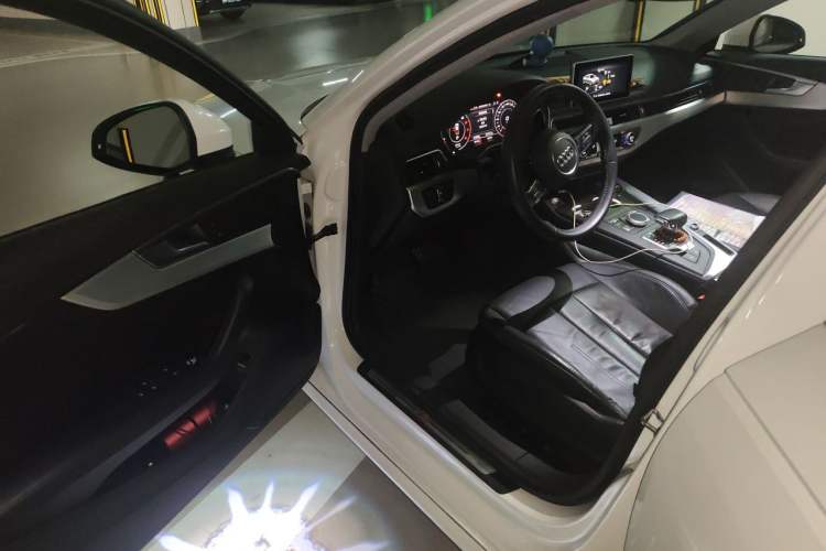 Used Audi A4L 2019 40 TFSI Fashion Edition China VI Emission Standard Driver Seat