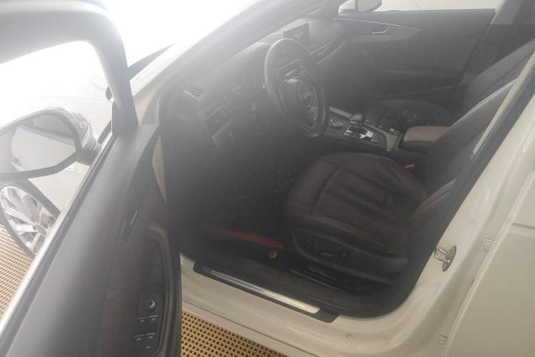 Used Audi A4L 2019 40 TFSI Ambition China VI Driver Seat
