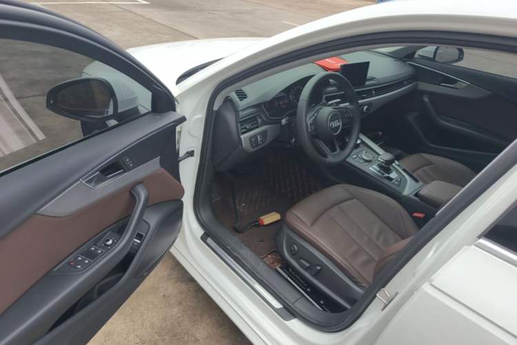 Used Audi A4L 2019 40 TFSI Ambition China VI Driver Seat