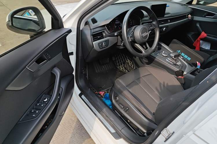 Used Audi A4L 2019 40 TFSI Ambition China VI Driver Seat