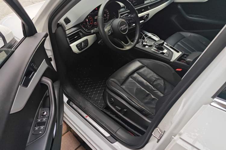 Used Audi A4L 2019 40 TFSI Fashion Edition China VI Emission Standard Driver Seat