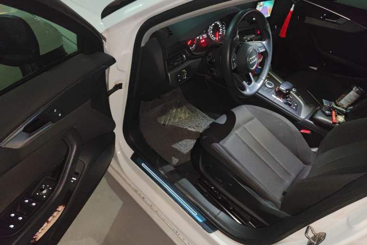 Used Audi A4L 2019 40 TFSI Ambition China VI Driver Seat