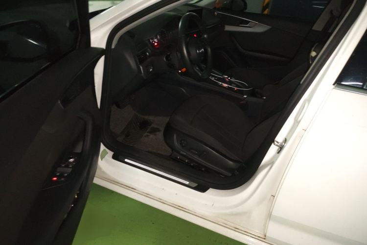Used Audi A4L 2019 40 TFSI Ambition China VI Driver Seat