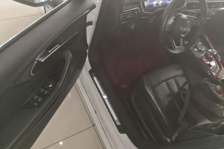 Used Audi A4L 2019 40 TFSI Fashion Edition China VI Emission Standard Driver Seat