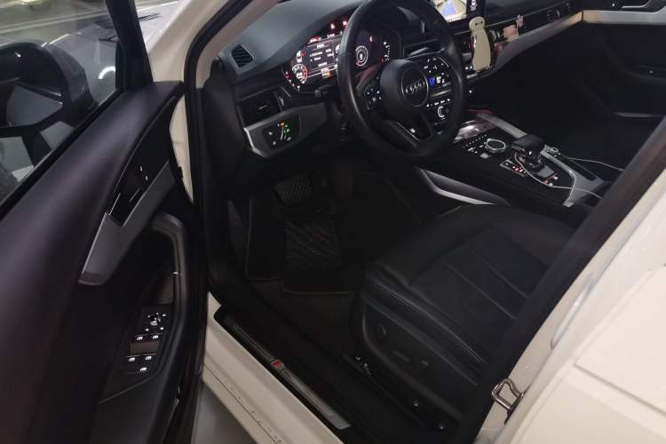 Used Audi A4L 2019 40 TFSI Fashion Edition China VI Emission Standard Driver Seat