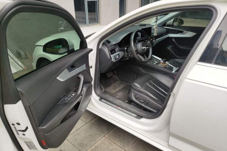 Used Audi A4L 2019 40 TFSI Fashion Edition China VI Emission Standard Driver Seat
