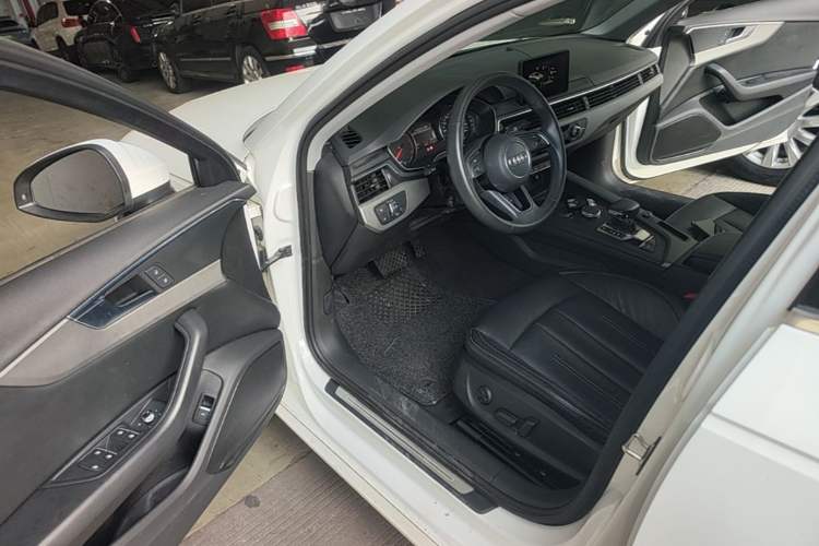 Used Audi A4L 2019 40 TFSI Ambition China VI Driver Seat
