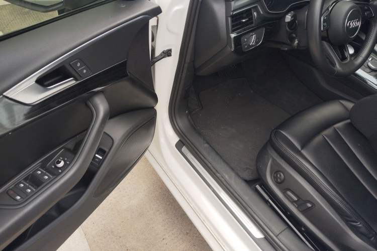 Used Audi A4L 2019 40 TFSI Ambition China VI Driver Seat