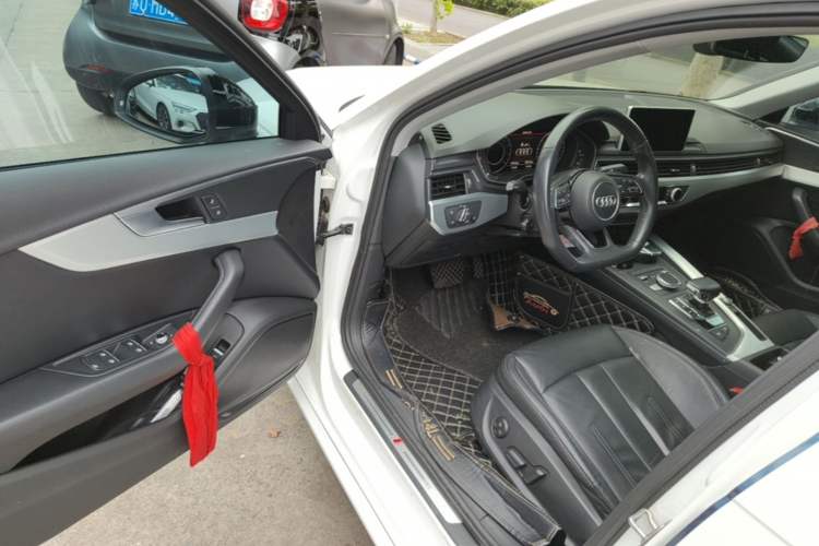 Used Audi A4L 2019 40 TFSI Fashion Edition China VI Emission Standard Driver Seat