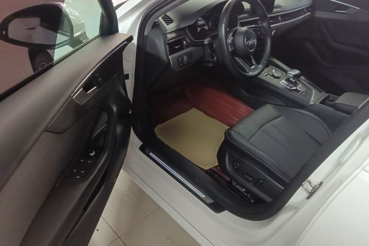 Used Audi A4L 2019 40 TFSI Ambition China VI Driver Seat