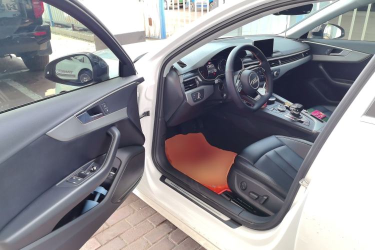 Used Audi A4L 2019 40 TFSI Ambition China VI Driver Seat