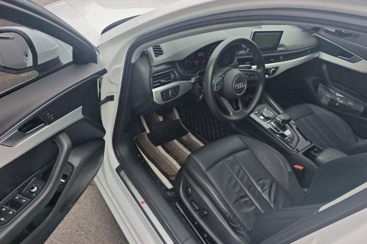 Used Audi A4L 2019 40 TFSI Fashion Edition China VI Emission Standard Driver Seat