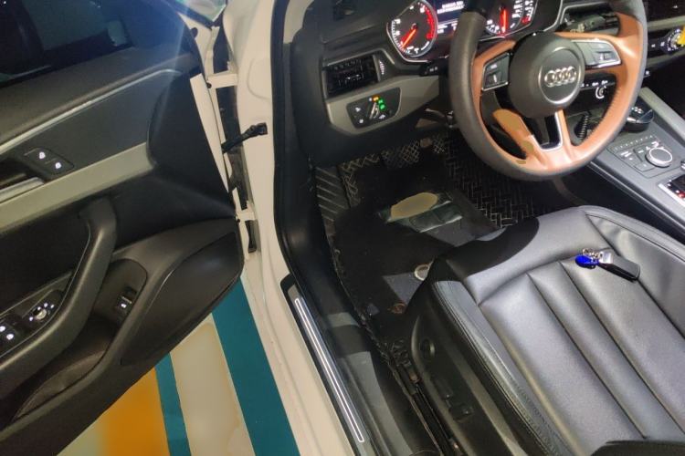 Used Audi A4L 2019 40 TFSI Ambition China VI Driver Seat