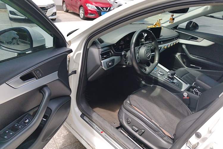 Used Audi A4L 2019 40 TFSI Fashion Edition China VI Emission Standard Driver Seat