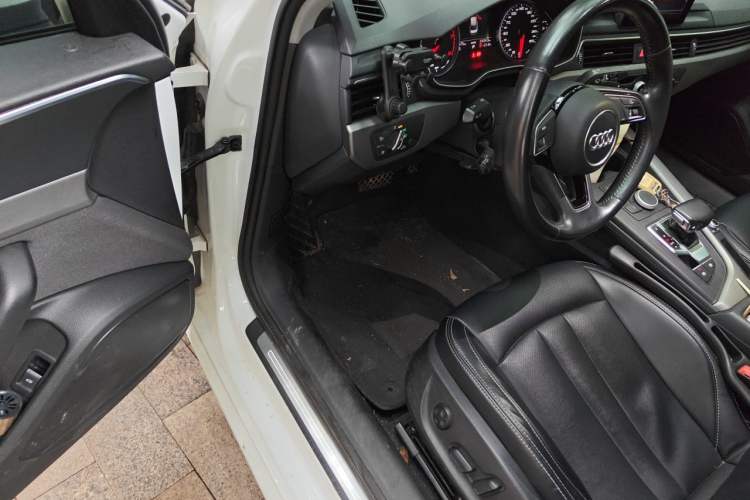 Used Audi A4L 2019 40 TFSI Ambition China VI Driver Seat