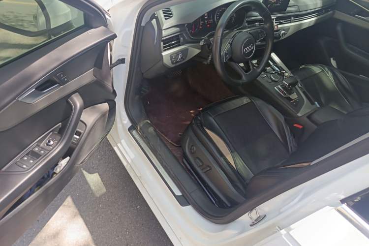 Used Audi A4L 2019 40 TFSI Ambition China VI Driver Seat