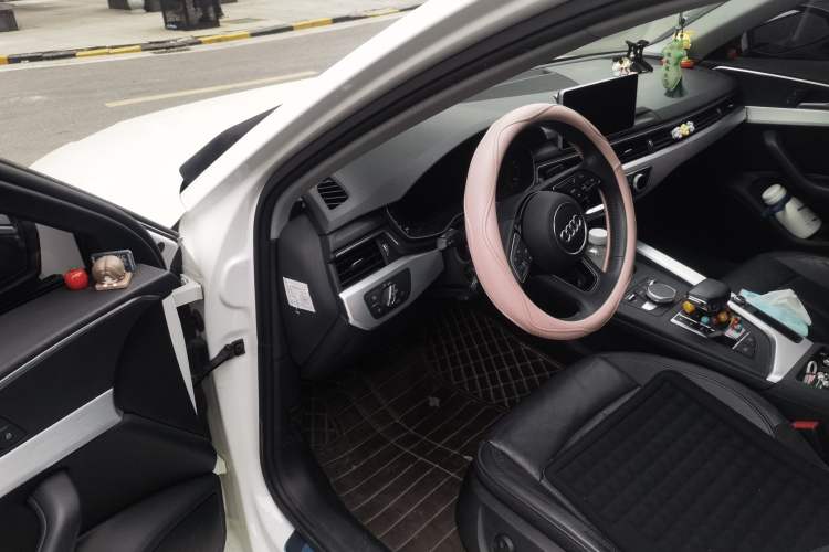 Used Audi A4L 2019 40 TFSI Fashion Edition China VI Emission Standard Driver Seat