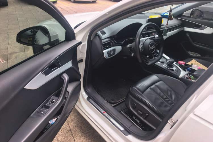 Used Audi A4L 2019 40 TFSI Fashion Edition China VI Emission Standard Driver Seat