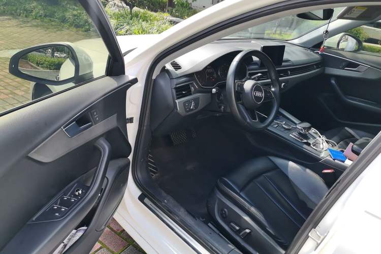 Used Audi A4L 2019 40 TFSI Ambition China VI Driver Seat