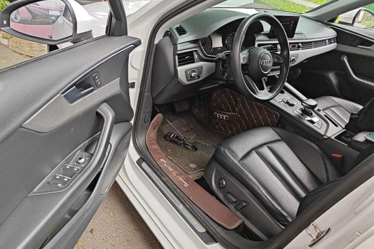 Used Audi A4L 2019 40 TFSI Ambition China VI Driver Seat