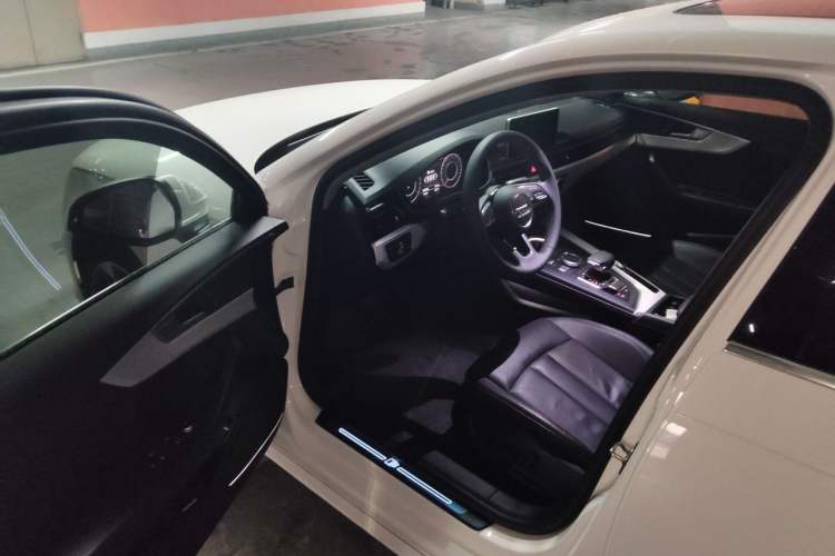 Used Audi A4L 2019 40 TFSI Fashion Edition China VI Emission Standard Driver Seat
