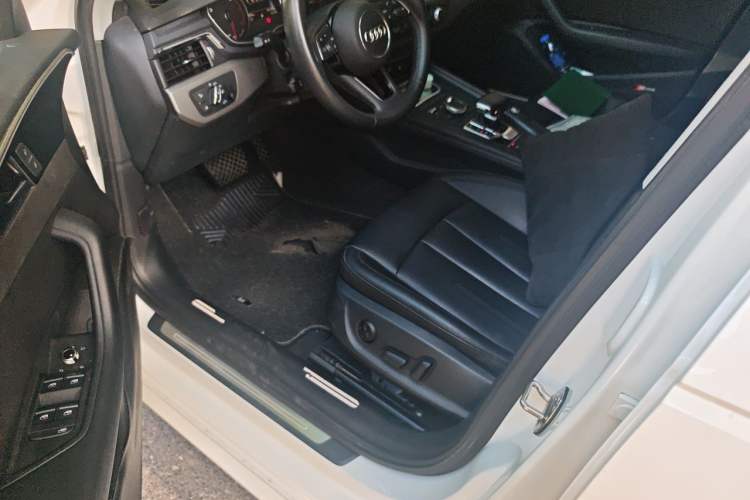 Used Audi A4L 2019 40 TFSI Ambition China VI Driver Seat