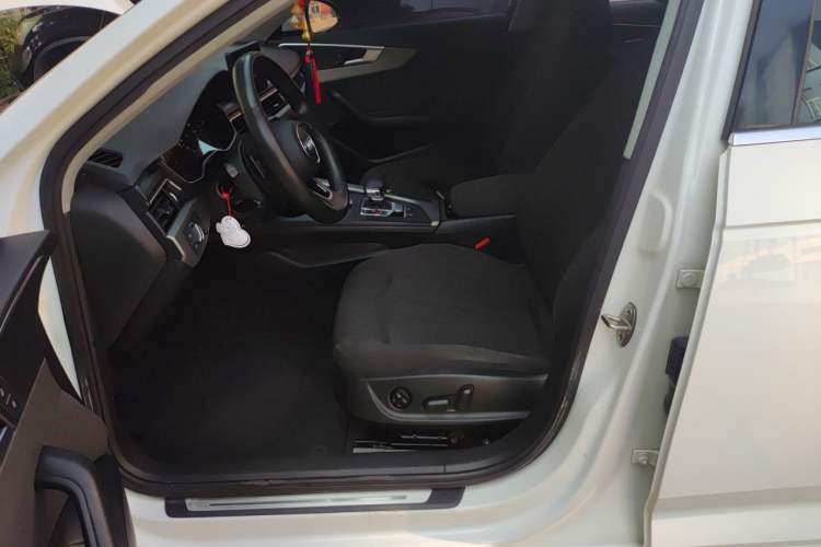 Used Audi A4L 2019 40 TFSI Ambition China VI Driver Seat