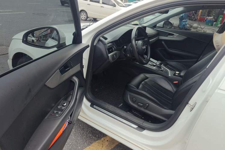 Used Audi A4L 2019 40 TFSI Ambition China VI Driver Seat