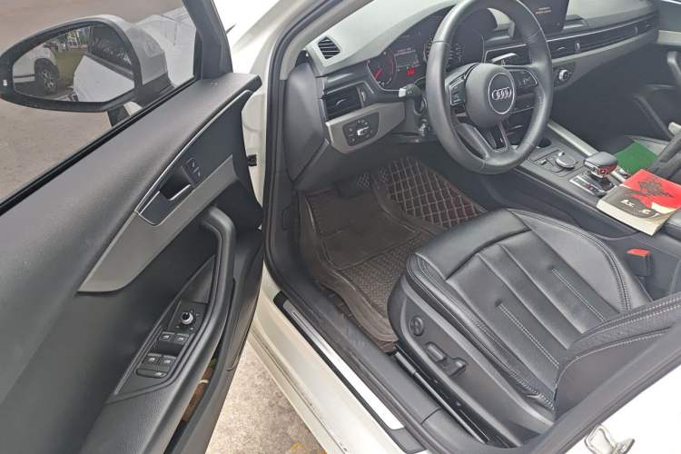 Used Audi A4L 2019 40 TFSI Ambition China VI Driver Seat