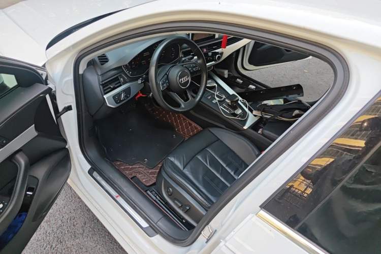 Used Audi A4L 2019 40 TFSI Fashion Edition China VI Emission Standard Driver Seat