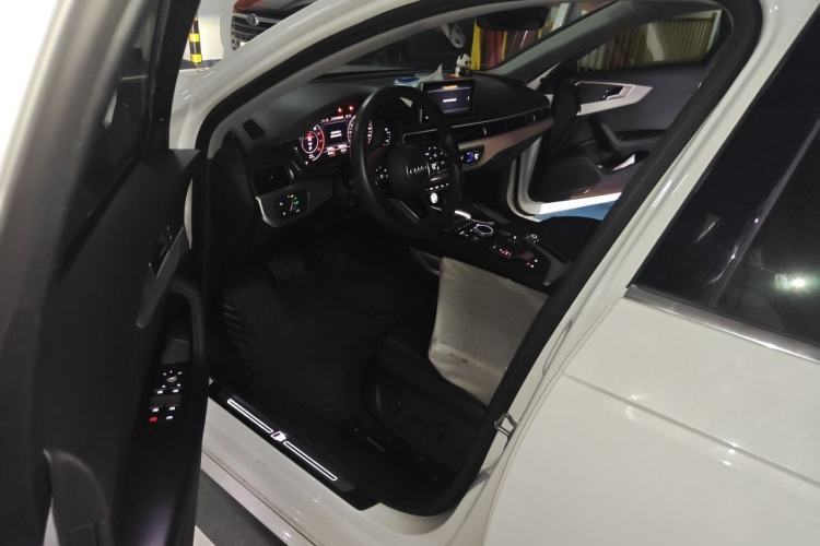 Used Audi A4L 2019 40 TFSI Fashion Edition China VI Emission Standard Driver Seat