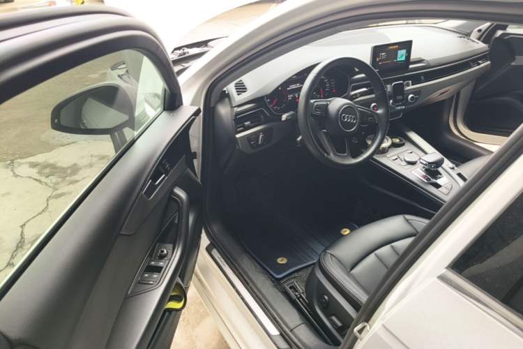 Used Audi A4L 2019 40 TFSI Ambition China VI Driver Seat