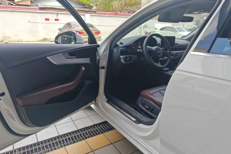 Used Audi A4L 2019 40 TFSI Fashion Edition China VI Emission Standard Driver Seat