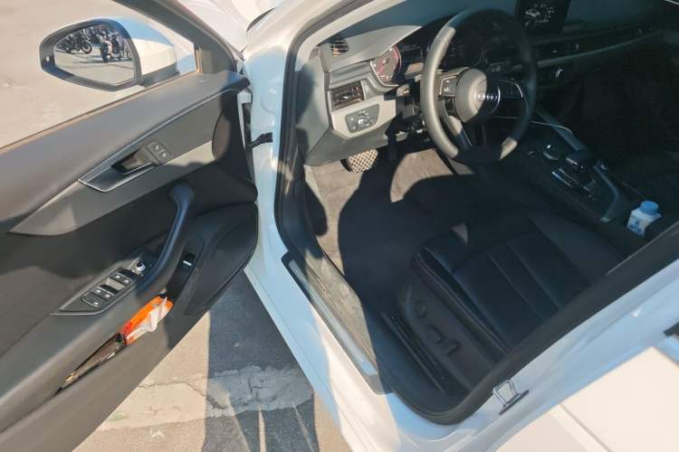 Used Audi A4L 2019 40 TFSI Ambition China VI Driver Seat
