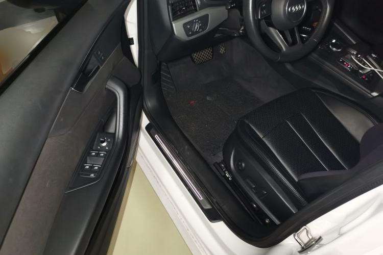Used Audi A4L 2019 40 TFSI Ambition China VI Driver Seat