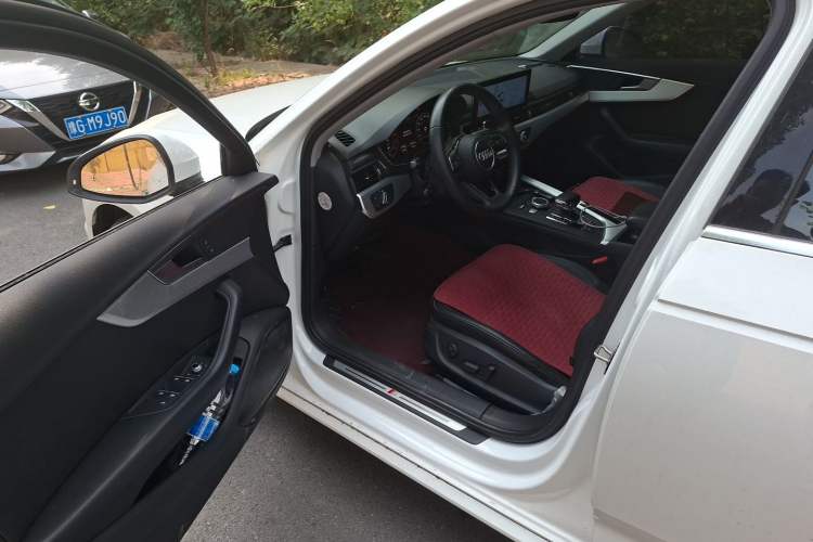 Used Audi A4L 2019 40 TFSI Fashion Edition China VI Emission Standard Driver Seat