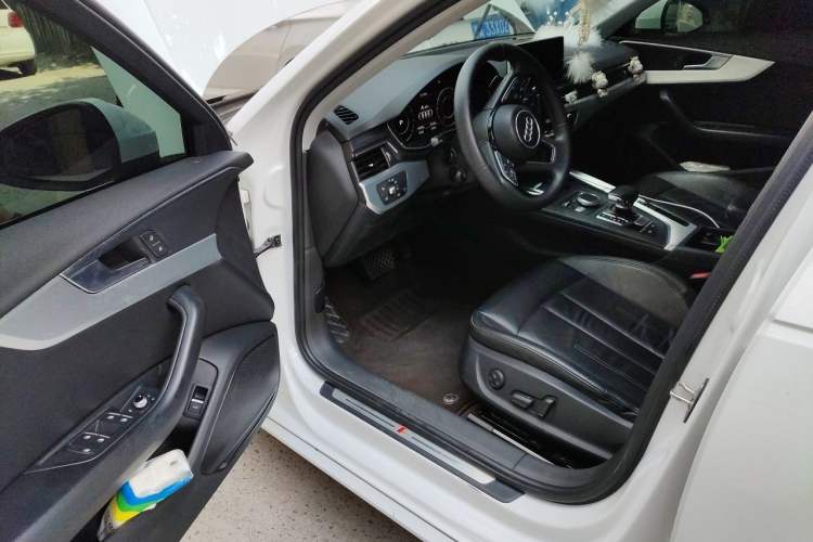 Used Audi A4L 2019 40 TFSI Fashion Edition China VI Emission Standard Driver Seat