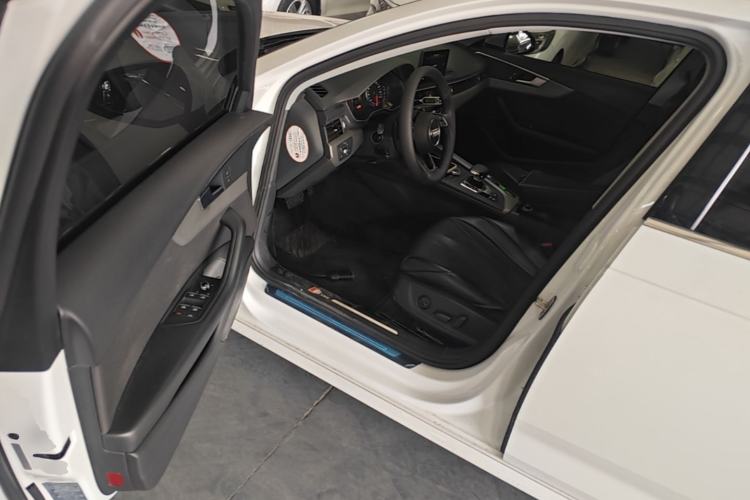 Used Audi A4L 2019 40 TFSI Ambition China VI Driver Seat