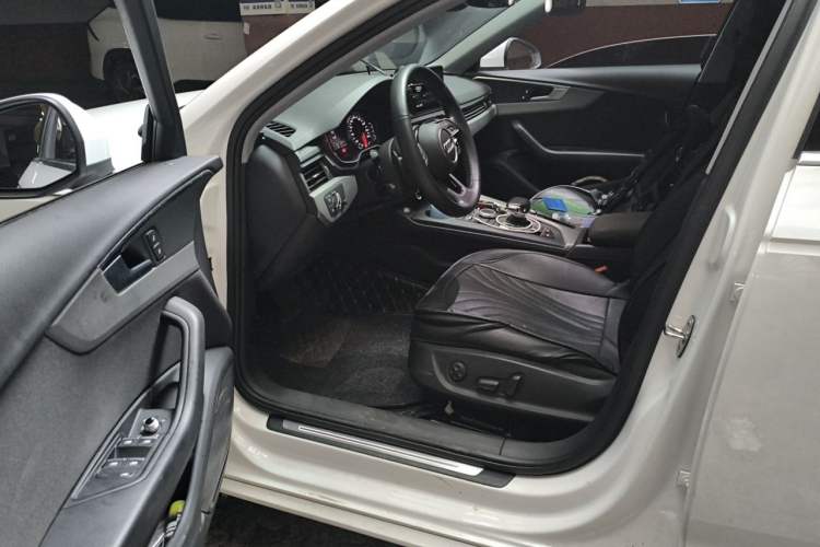 Used Audi A4L 2019 40 TFSI Ambition China VI Driver Seat