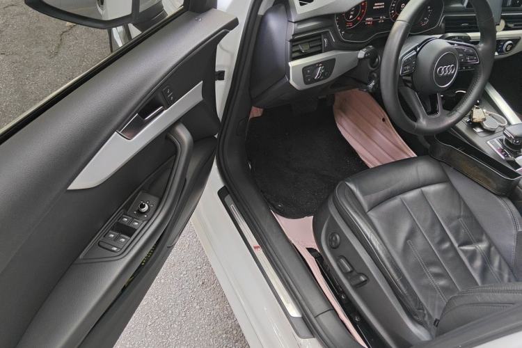 Used Audi A4L 2019 40 TFSI Fashion Edition China VI Emission Standard Driver Seat