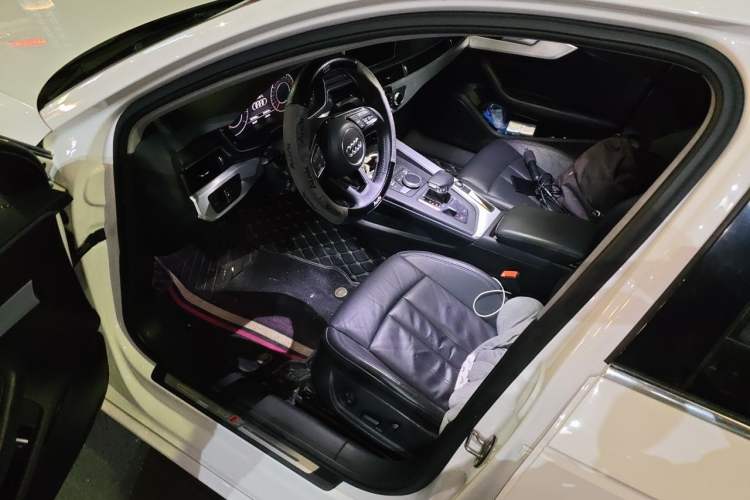 Used Audi A4L 2019 40 TFSI Fashion Edition China VI Emission Standard Driver Seat