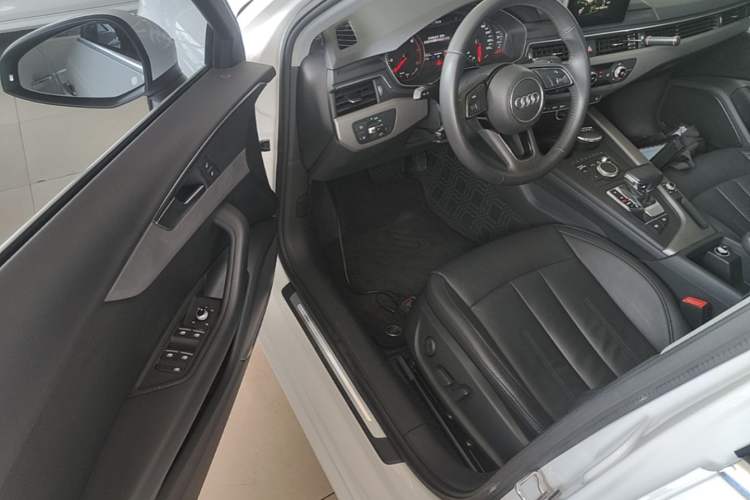 Used Audi A4L 2019 40 TFSI Ambition China VI Driver Seat