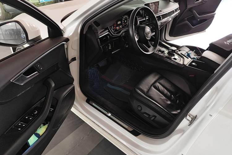 Used Audi A4L 2019 40 TFSI Fashion Edition China VI Emission Standard Driver Seat