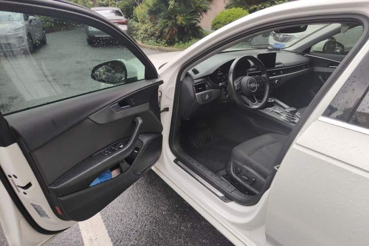 Used Audi A4L 2019 40 TFSI Ambition China VI Driver Seat
